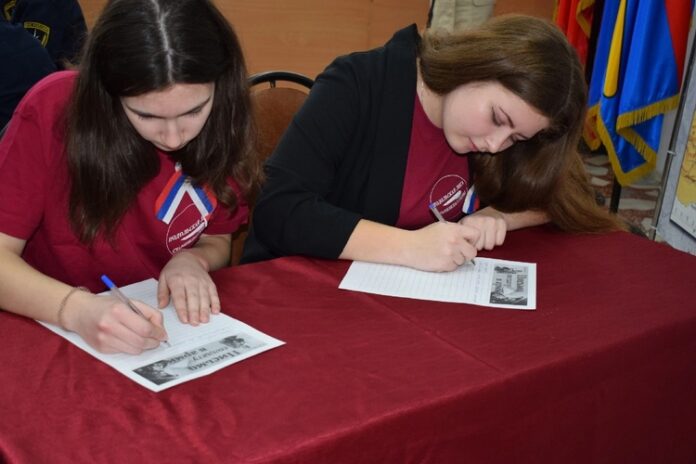 Посылки и письма солдатам в воинские части отправили активисты подольской Лиги старшеклассников Посылки и письма солдатам в воинские части отправили активисты подольской Лиги старшеклассников