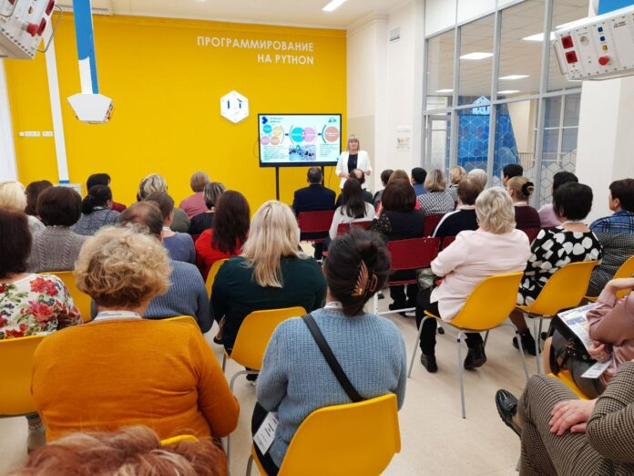 Директора и учителя из освобождённых территорий посетили две школы Подольска Директора и учителя из освобождённых территорий посетили две школы Подольска