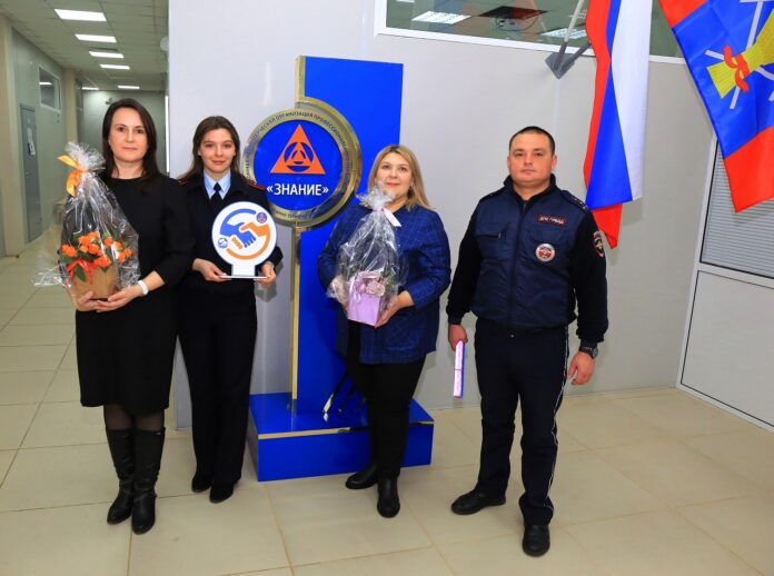 Сотрудники Госавтоинспекции поздравили студентов с праздником и напомнили им о соблюдении правил безопасного нахождения... Сотрудники Госавтоинспекции поздравили студентов с праздником и напомнили им о соблюдении правил безопасного нахождения...