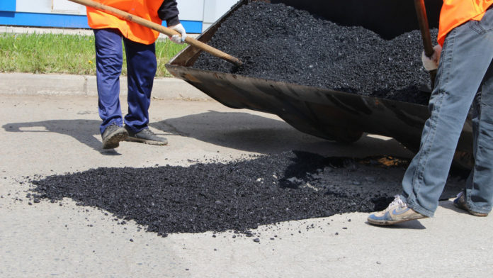 Полным ходом идет ямочный ремонт Полным ходом идет ямочный ремонт