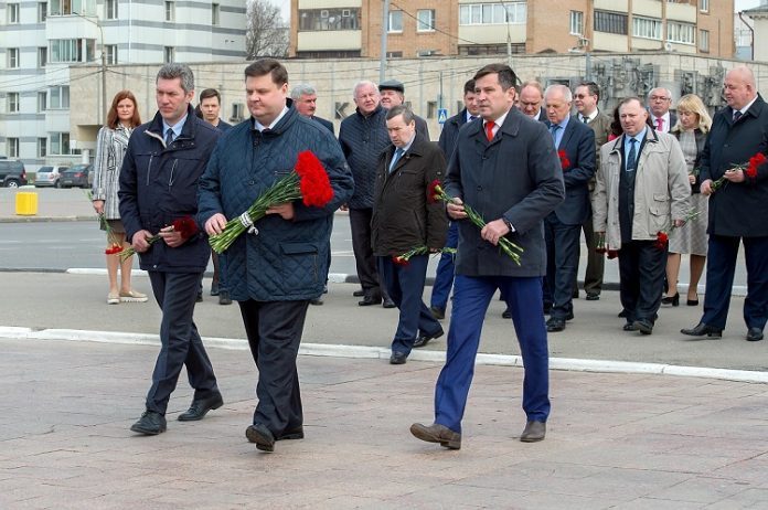 Подольчане  22 апреля возложили цветы к памятнику В.И. Ленина
