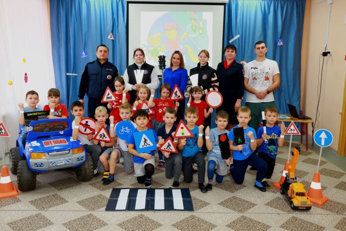 Сотрудники Госавтоинспекции г.о. Подольск проводят с воспитанниками детских садов тренинги по безопасности дорожного движения... Сотрудники Госавтоинспекции г.о. Подольск проводят с воспитанниками детских садов тренинги по безопасности дорожного движения...