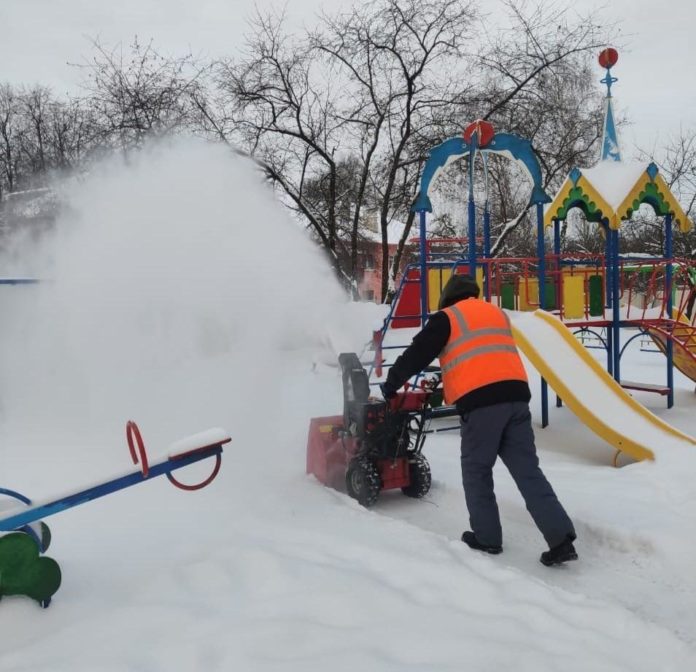 К уборке дворовых территорий от снега в Большом Подольске привлечены более 600 дворников и... К уборке дворовых территорий от снега в Большом Подольске привлечены более 600 дворников и...