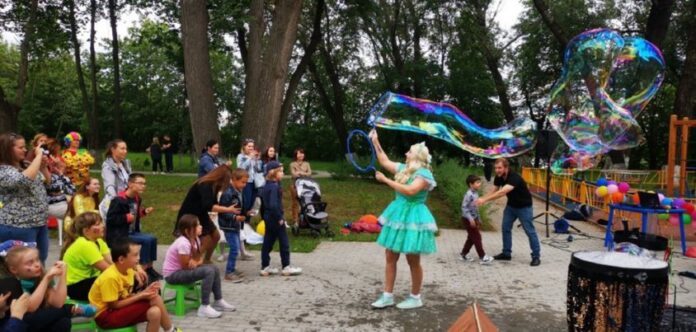 Команда аниматоров-волонтеров «Светоч» при Никольском храме провели благотворительный праздник