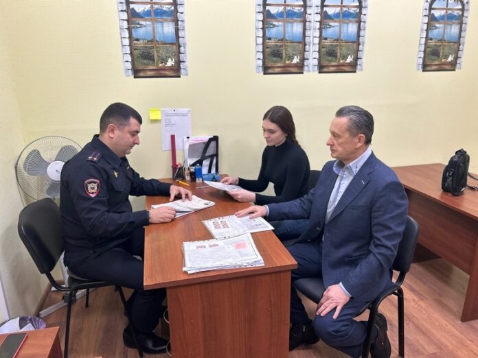 В Подольске председатель Общественного совета при УМВД проверил работу отдела по вопросам миграции В Подольске председатель Общественного совета при УМВД проверил работу отдела по вопросам миграции