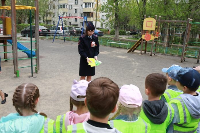 Сотрудники Госавтоинспекции провели акцию «Безопасный двор» для воспитанников дошкольного отделения г.о. Подольск Сотрудники Госавтоинспекции провели акцию «Безопасный двор» для воспитанников дошкольного отделения г.о. Подольск