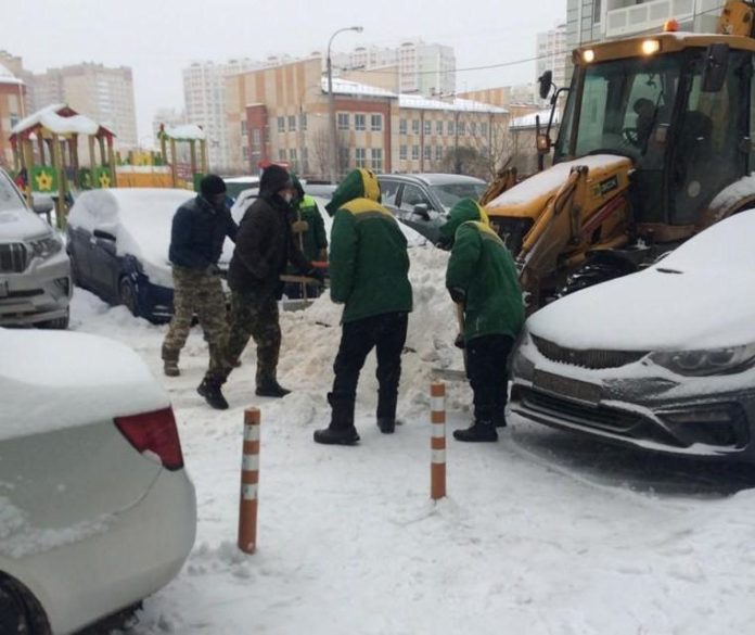 В микрорайоне Кузнечики производится уборка снега на дворовых территориях В микрорайоне Кузнечики производится уборка снега на дворовых территориях