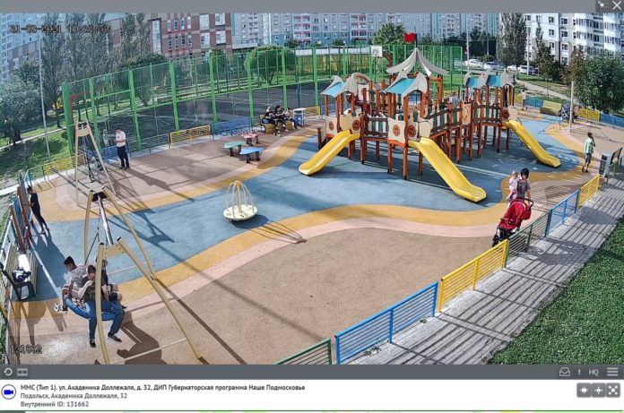 На детской площадке установили во дворе дома 32 по ул. Академика Доллежаля установили видеокамеру На детской площадке установили во дворе дома 32 по ул. Академика Доллежаля установили видеокамеру