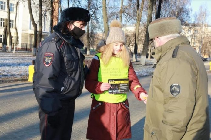 Акцию «Яркий пешеход» провели полицейские и общественники