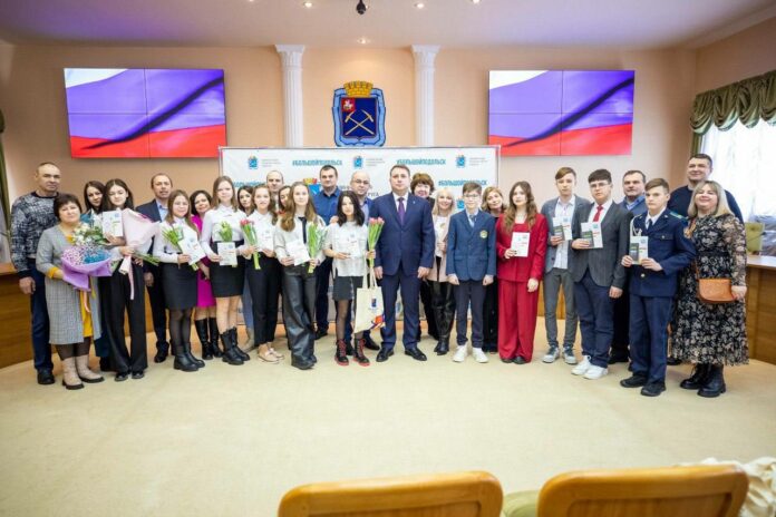 Глава Подольска Дмитрий Жариков торжественно вручил паспорта РФ 11 юным гражданам Глава Подольска Дмитрий Жариков торжественно вручил паспорта РФ 11 юным гражданам