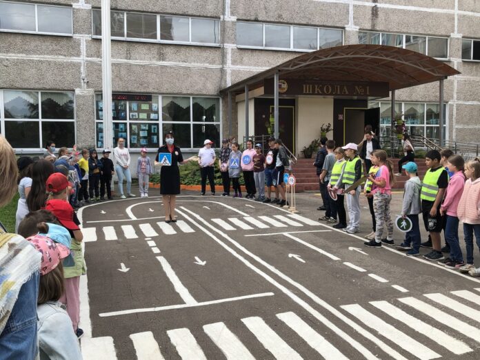 Тематические уроки по правилам безопасного нахождения в дорожно-транспортной среде провели подольские автоинспекторы