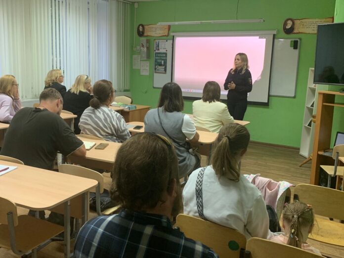 Полицейские напоминают родителям о ПДД Полицейские напоминают родителям о ПДД
