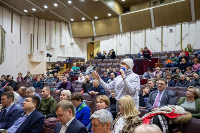 Проблемы и перспективы Климовска обсудили на встрече с жителями Проблемы и перспективы Климовска обсудили на встрече с жителями