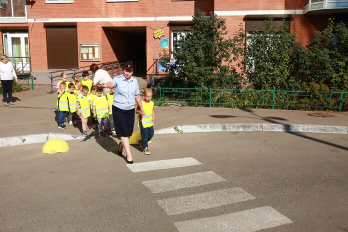 В Подмосковье сотрудники Госавтоинспекции обучают воспитанников частных детских садов правилам безопасности на дороге В Подмосковье сотрудники Госавтоинспекции обучают воспитанников частных детских садов правилам безопасности на дороге