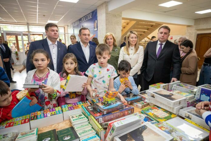 Депутаты областного парламента посетили жителей Донбасса в ДЮОЦ «Мечта» Депутаты областного парламента посетили жителей Донбасса в ДЮОЦ «Мечта»