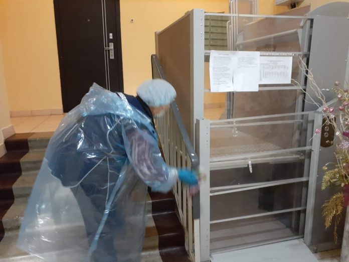 Сотрудники территориального управления в микрорайоне Кузнечики осуществляют ежедневный контроль за дезинфекцией