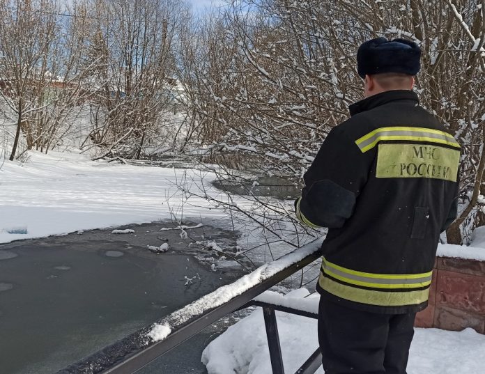 Толщина льда на реке Пахре 10 марта Толщина льда на реке Пахре 10 марта