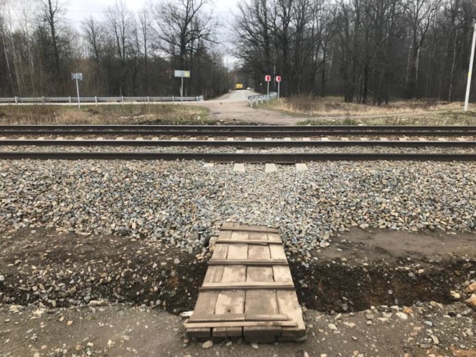 В микрорайоне Львовский проведено обследование несанкционированных пешеходных переходов через железнодорожные пути