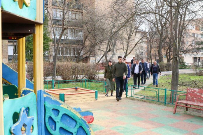 Глава Подольска начал ежедневный обход с Октябрьской площади Климовска  Глава Подольска начал ежедневный обход с Октябрьской площади Климовска