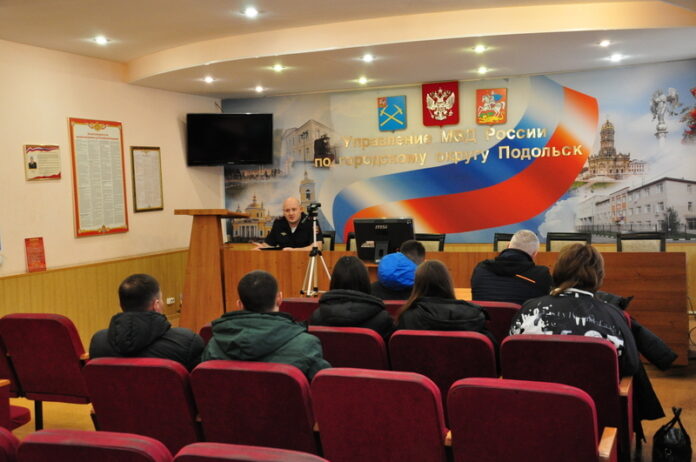 В Подольске полицейские провели День открытых дверей для школьников В Подольске полицейские провели День открытых дверей для школьников