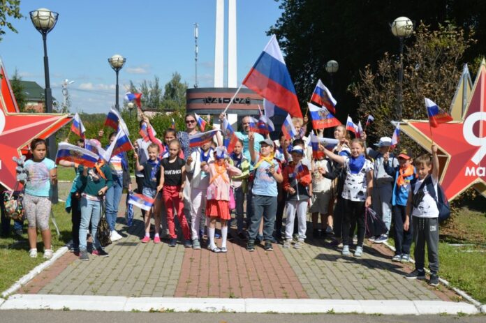 В Большом Подольске прошел флешмоб, приуроченный ко Дню Государственного флага