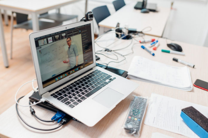 В вузах и колледжах Подмосковья продлили дистанционное обучение В вузах и колледжах Подмосковья продлили дистанционное обучение