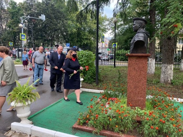 В округе полицейские и общественники почтили память Героя России Александра Монетова в день его... В округе полицейские и общественники почтили память Героя России Александра Монетова в день его...