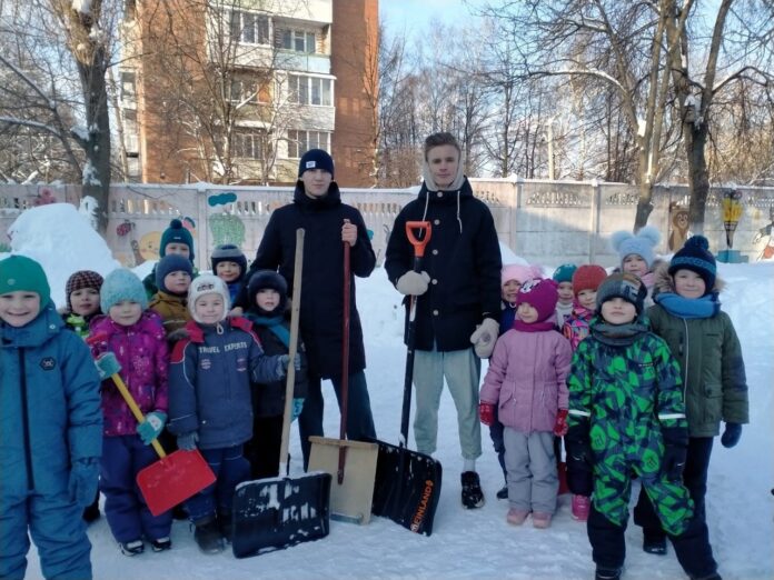 Снежную горку для детского сада построили студенты колледжа “Московия” (СП Львовское) Снежную горку для детского сада построили студенты колледжа “Московия” (СП Львовское)