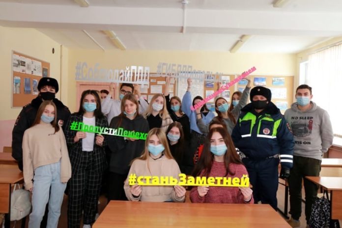 В Подольске госавтоинспекторы и общественник провели тематический флешмоб «Студенчество – за безопасность на дорогах!» В Подольске госавтоинспекторы и общественник провели тематический флешмоб «Студенчество – за безопасность на дорогах!»