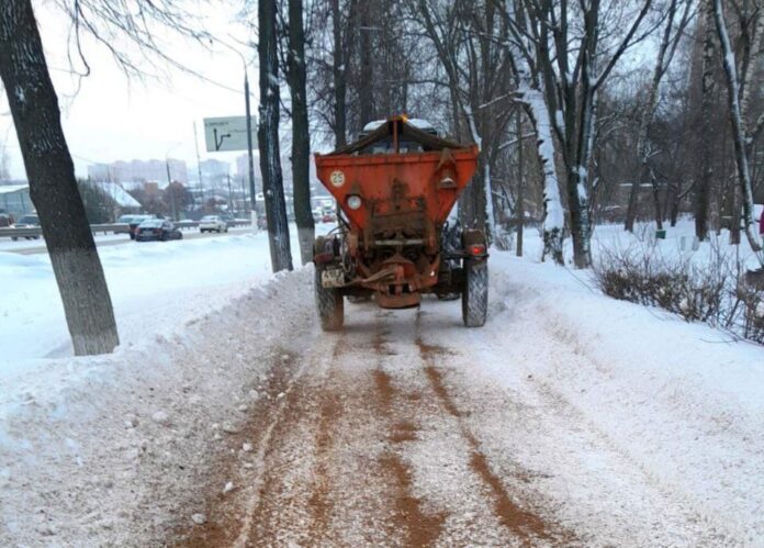 В уборке снега и наледи в Подольске задействованы более 400 коммунальщиков