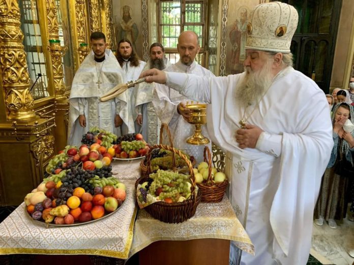 Праздничные богослужения прошли в Троицком кафедральном соборе Праздничные богослужения прошли в Троицком кафедральном соборе