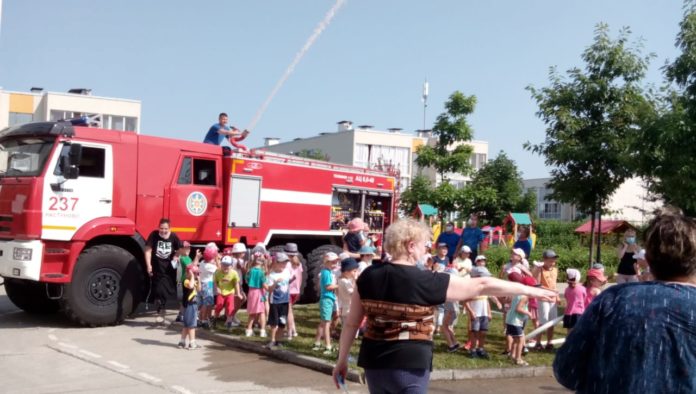 Праздник Нептуна организовали детям в Домодедово подольские огнеборцы Праздник Нептуна организовали детям в Домодедово подольские огнеборцы