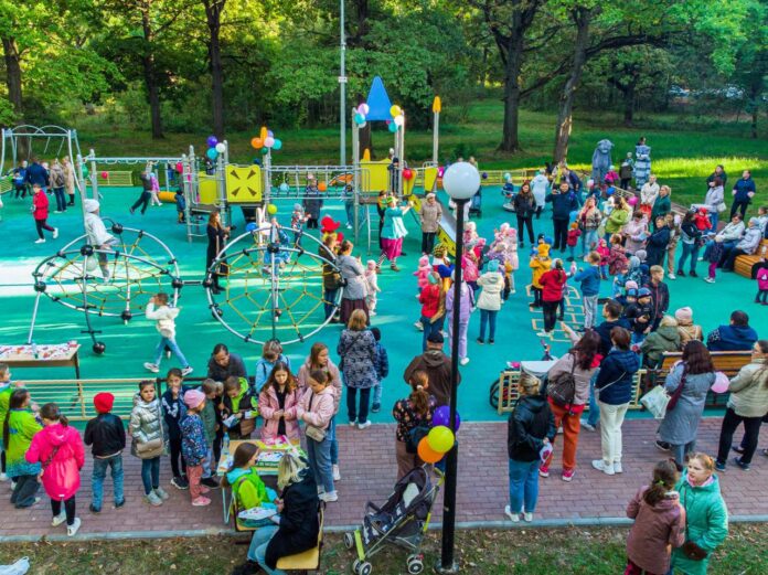 В климовских “Дубках” открыли губернаторскую детскую площадку В климовских “Дубках” открыли губернаторскую детскую площадку