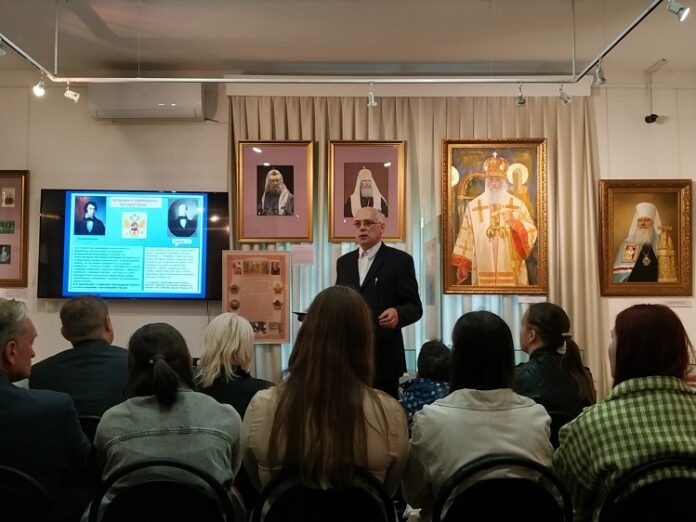 В музее …с утра и до вечера В музее …с утра и до вечера