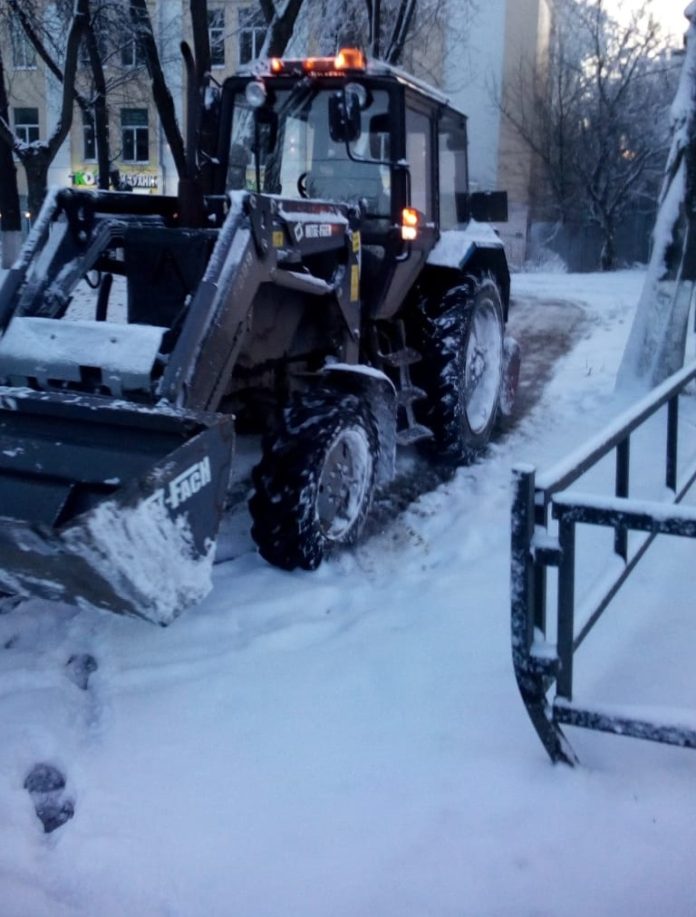 Дорожные и коммунальные службы устраняют последствия снегопада в Подольске Дорожные и коммунальные службы устраняют последствия снегопада в Подольске