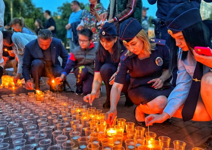 Сотрудники УМВД России по г.о. Подольск присоединились к акции «Свеча памяти» Сотрудники УМВД России по г.о. Подольск присоединились к акции «Свеча памяти»