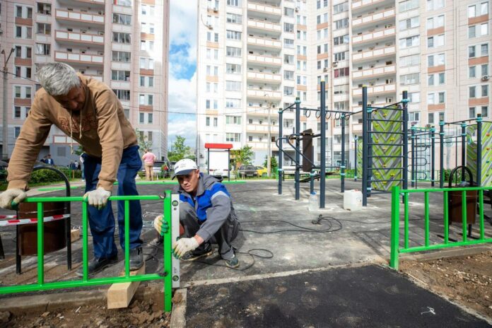 Руководитель муниципалитета встретился с жителями дома 1к1 по ул. Юбилейной Руководитель муниципалитета встретился с жителями дома 1к1 по ул. Юбилейной