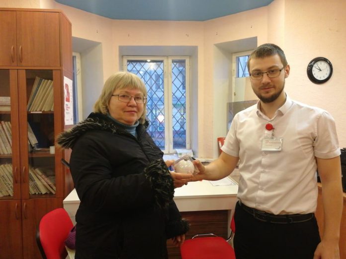 В МФЦ Подольска посетителям дарят новогодние украшения  c логотипом “Зима в Подмосковье”