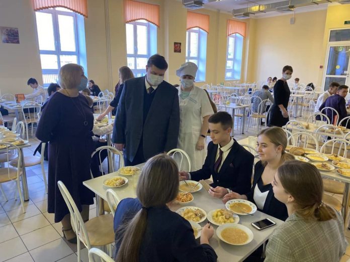 Глава округа проконтролировал организацию и качество горячего питания учащихся школ Глава округа проконтролировал организацию и качество горячего питания учащихся школ