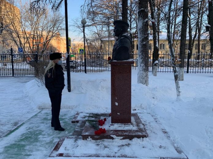 Полицейские и общественники провели совместную акцию в День Героев Отечества