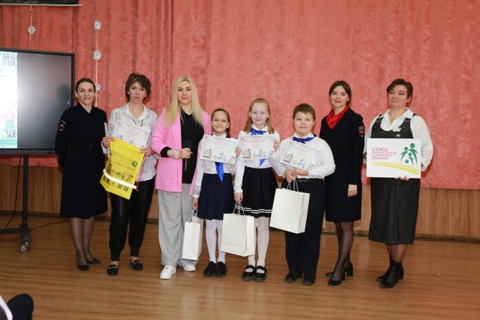 В школах Подмосковья сотрудники Госавтоинспекции и общественные организации проводят семинары по ПДД. В школах Подмосковья сотрудники Госавтоинспекции и общественные организации проводят семинары по ПДД.