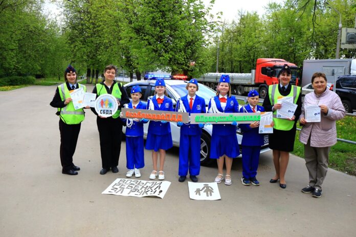 В Подольске сотрудники Госавтоинспекции и общественники присоединились к сезону информационных граффити по дорожной безопасности В Подольске сотрудники Госавтоинспекции и общественники присоединились к сезону информационных граффити по дорожной безопасности