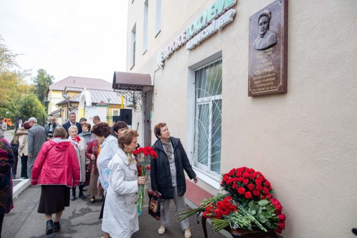 Нине Георгиевне Стариковой установлена мемориальная доска