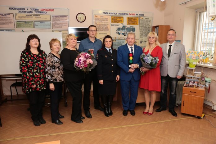 Госавтоинспекторы поздравили коллектив МУП «Подольский троллейбус» с профессиональным праздником Госавтоинспекторы поздравили коллектив МУП «Подольский троллейбус» с профессиональным праздником