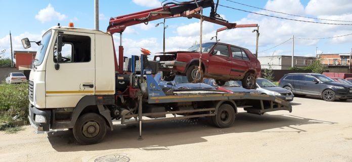 В микрорайоне Кузнечики удаляют с территории брошенный автотранспорт В микрорайоне Кузнечики удаляют с территории брошенный автотранспорт