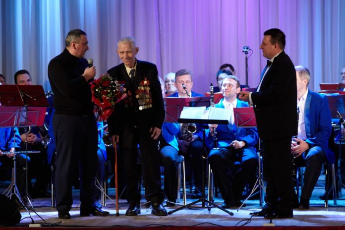 Ветерану ВОВ Валерию Павловичу Репину вручен знак «За заслуги перед городом» I степени Ветерану ВОВ Валерию Павловичу Репину вручен знак «За заслуги перед городом» I степени