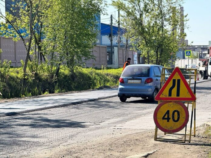 В Цементном проезде укладывают новый асфальт В Цементном проезде укладывают новый асфальт