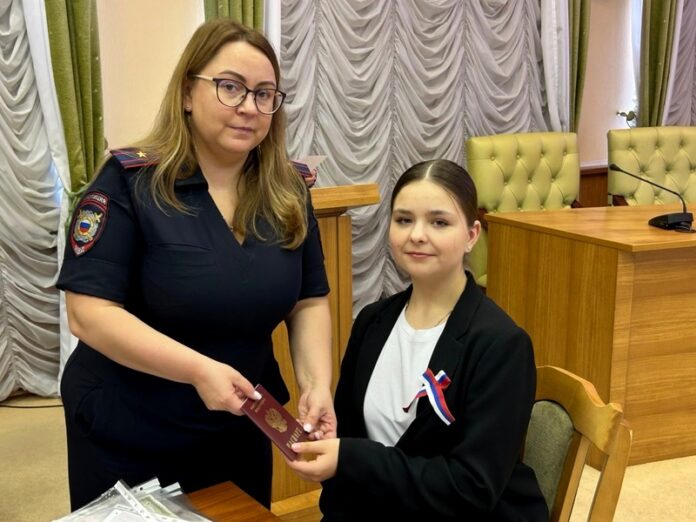 В Подольске сотрудники полиции провели акцию «Мы – граждане России» В Подольске сотрудники полиции провели акцию «Мы – граждане России»