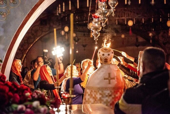 В Троицкий кафедральный собор в Подольске будет принесен лагодатный огонь В Троицкий кафедральный собор в Подольске будет принесен лагодатный огонь