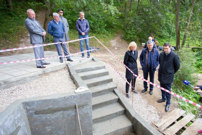 Благоустройство родника в деревне Бородино в Подольске завершается Благоустройство родника в деревне Бородино в Подольске завершается